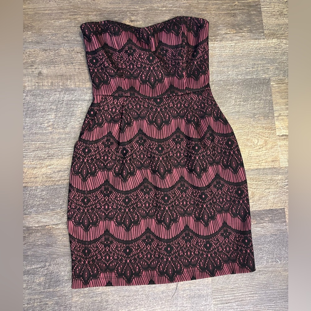 MYSTIC | Fuchsia and black Lace Strapless Dress with sweetheart neckline
